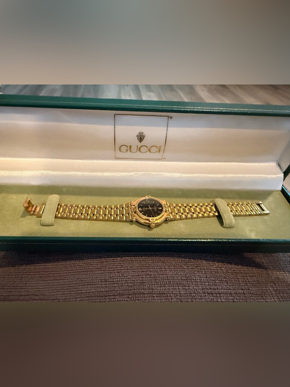 Vintage ladies Gucci 9200L Gold and Black Linked Bracelet Watch